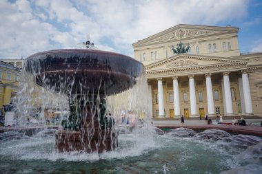 Moskova, Rusya - 4 Eylül 2019: Bolşoy Tiyatrosu yakınında güzel bir çeşme