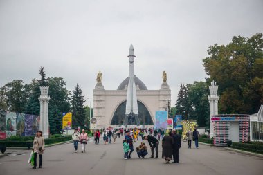 Moskova, Rusya - 6 Eylül 2019: VDNKh parkında insanlar yürüyor