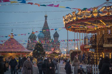 Moskova, Rusya - 25 Aralık 2019: Kızıl Meydan 'da Güzel Yeni Yıl Süslemeleri