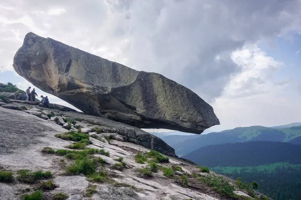 Park Przyrodniczy Ergaki Rosja Lipca 2019 Turyści Pobliżu Wiszącego Kamienia — Zdjęcie stockowe