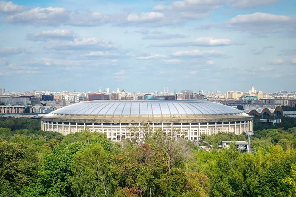 Moskova, Rusya - 26 Ağustos 2019: Luzhniki stadyumu ve şehir panoraması