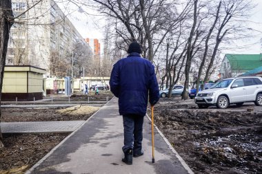 Voronezh, Rusya - 15 Mart 2020: Bir şehir caddesinde yaşlı adam