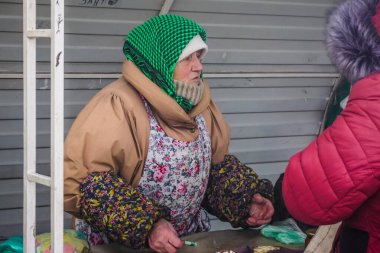 Voronezh, Rusya - 15 Mart 2020: Gıda pazarındaki insanlar