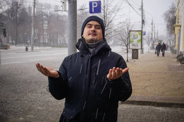 Voronezh Rusland Maart 2020 Mens Verheugt Zich Sneeuw Straat — Stockfoto
