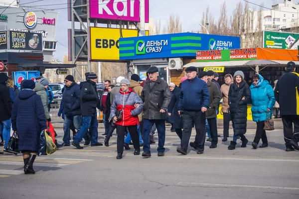 Woroneż Rosja Marca 2020 Ludzie Przechodzą Przez Ulicę Przy Przejściu — Zdjęcie stockowe