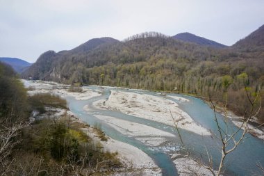 Güzel çok kanallı dağ nehri