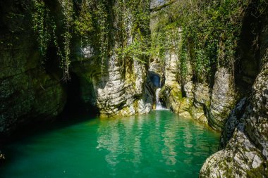 Krasnodar Bölgesi 'nde pitoresk bir şelale.