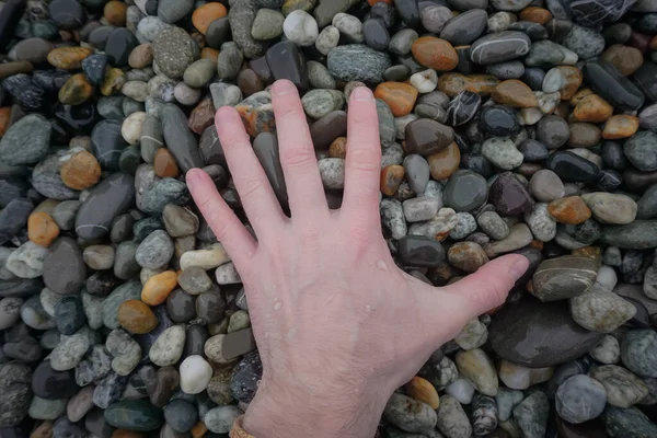 Mano Tocando Piedras Junto Mar — Foto de Stock