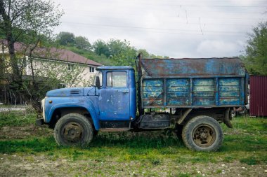 Köydeki eski Rus kamyonu.