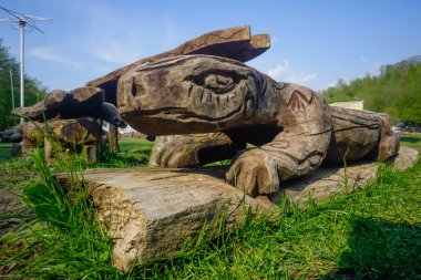 Bankta oyulmuş ahşap kertenkele