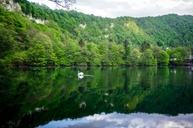 Kafkasya 'da yansıması olan dağ gölü