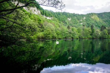 Kafkasya 'da yansıması olan dağ gölü