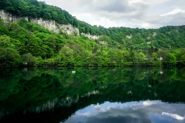 Горное Озеро Отражением Кавказе — стоковое фото