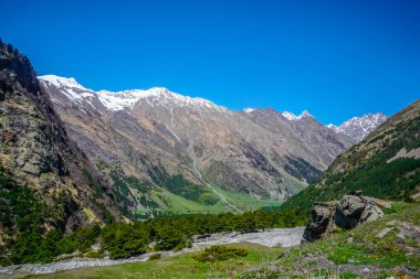 Kafkasların güzel kar tepeli dağları