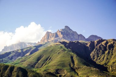 Güneşin altında güzel dağ sıraları