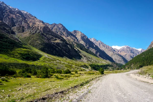 Красивые Заснеженные Горы Кавказа — стоковое фото