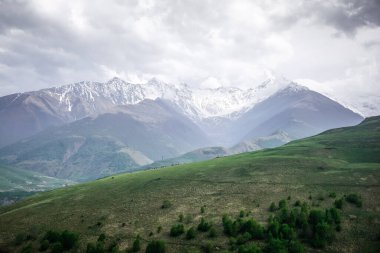 Karmadon köyü ve Karmadon geçidi manzaraları.