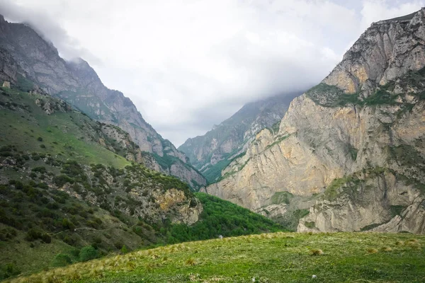 Karmadon köyü ve Karmadon geçidi manzaraları.