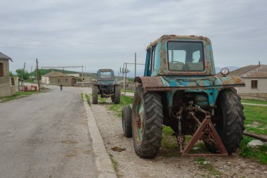 Dağıstan köyündeki eski traktörler