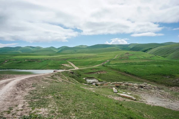 Dağıstan Cumhuriyeti Nin Kafkas Dağları Ndaki Yeşil Çayırlar Rusya — Stok fotoğraf