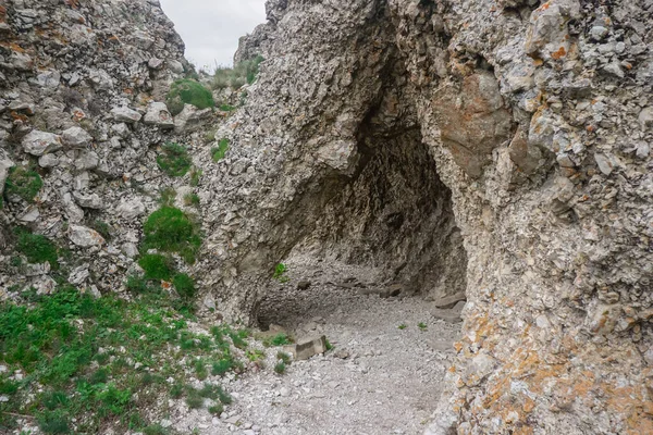 Μια Σπηλιά Στα Βράχια Κοντά Στο Φαράγγι Σουλάκ Στο Νταγκεστάν — Φωτογραφία Αρχείου
