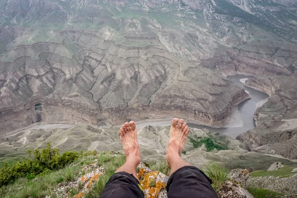 Homem Senta Com Pernas Penduradas Sobre Desfiladeiro Sulak — Fotografia de Stock