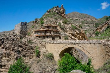 Rusya 'nın Dağıstan cumhuriyetindeki bir dağ yolu yakınındaki taş binalar