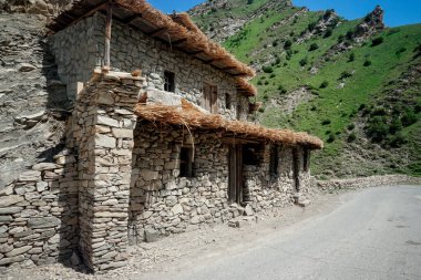 Rusya 'nın Dağıstan cumhuriyetindeki bir dağ yolu yakınındaki taş binalar