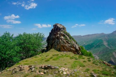 Kafkasya 'daki bir dağ vadisinde yalnız bir kaya.