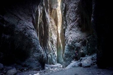 Karadakh geçidinde bir gezgin, eşsiz doğal bir yer.
