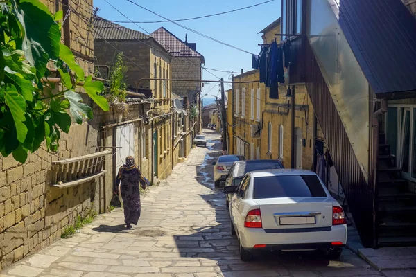Rusya 'nın Dağıstan cumhuriyetindeki Derbent kentinde eski dar bir taş sokak.