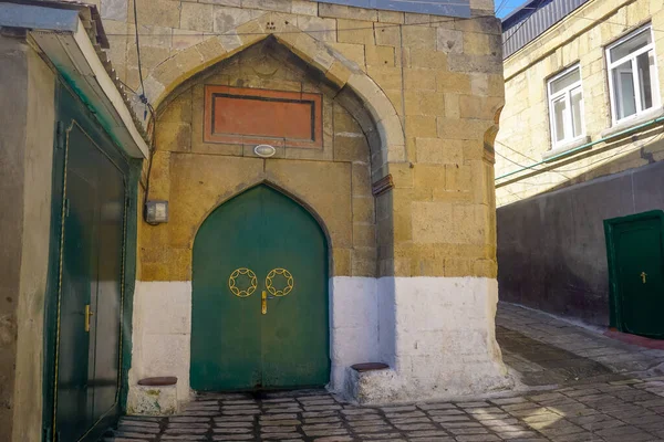 Rusya 'nın Dağıstan cumhuriyetindeki Derbent kentinde eski dar bir taş sokak.