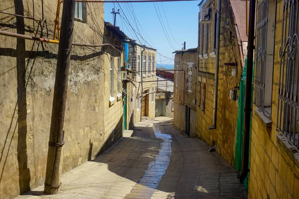 Rusya 'nın Dağıstan cumhuriyetindeki Derbent kentinde eski dar bir taş sokak.