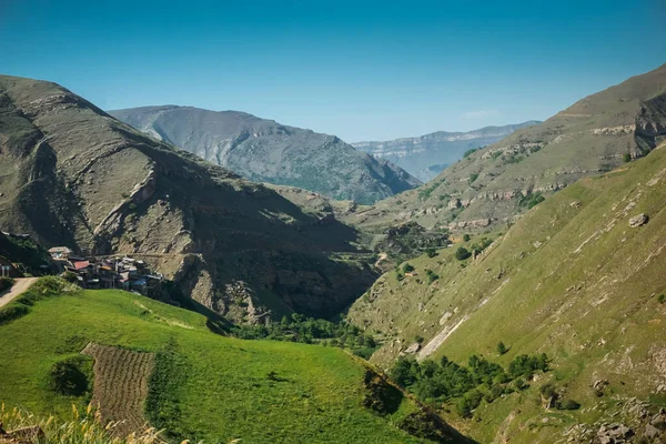 Dağıstan 'daki Kafkasya dağlarında antik bir köy