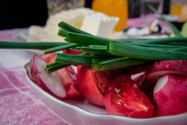 Tabakta doğranmış soğan ve domates.