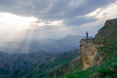 Dağıstan Cumhuriyeti 'nde gün batımında dik bir yamaçta yürüyüş.
