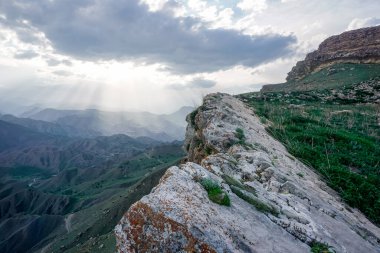 Dağıstan 'da gün batımında, dağ sırasının dik kayalıkları.