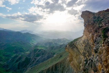 Dağıstan 'da gün batımında, dağ sırasının dik kayalıkları.