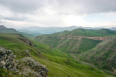 Rusya 'nın Dağıstan cumhuriyetindeki yeşil vadi ve dağlar