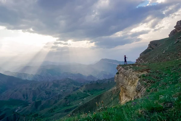 Dağıstan Cumhuriyeti 'nde gün batımında dik bir yamaçta yürüyüş.