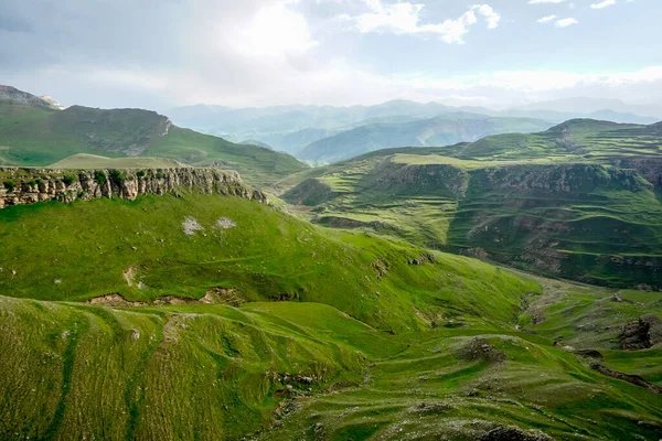 Rusya 'nın Dağıstan cumhuriyetindeki yeşil vadi ve dağlar