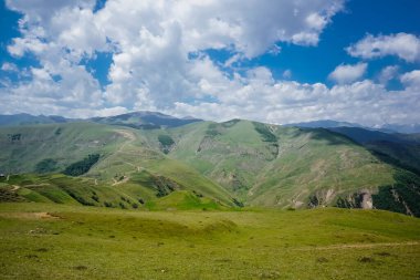 Rusya 'nın Dağıstan cumhuriyetindeki güzel yeşil vadi manzarası