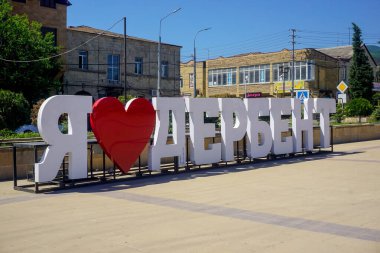 Derbent, Dağıstan, Rusya - 8 Haziran 2020: Şehir merkezinde Özgürlük Meydanı