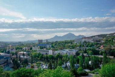 Pyatigorsk, Rusya - 6 Mayıs 2020: Dağdan şehir manzarası
