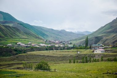 Richa köyü ve Dağıstan 'daki dağların manzarası.