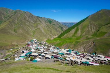 Richa köyü ve Dağıstan 'daki dağların manzarası.