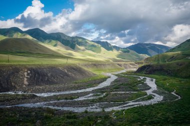 Dağıstan 'ın Agul bölgesinde bir vadide dağ nehri