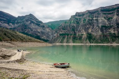 Irganai rezervuarı ve Rusya 'nın Dağıstan cumhuriyetindeki güzel dağlar.