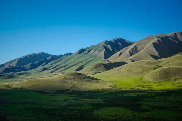 Dağıstan Cumhuriyetinin Agul Ilçesinde Resim Gibi Yeşil Dağlar — Stok fotoğraf
