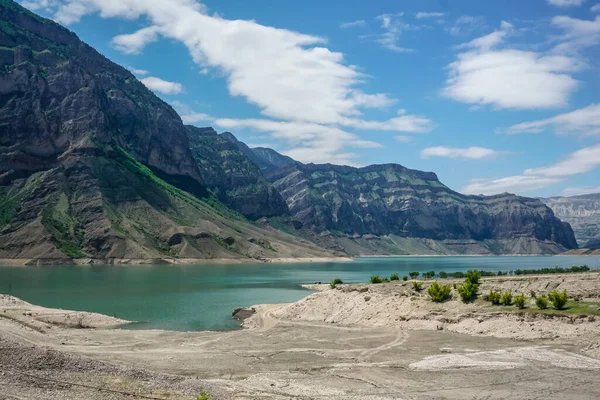 Irganai rezervuarı ve Rusya 'nın Dağıstan cumhuriyetindeki güzel dağlar.
